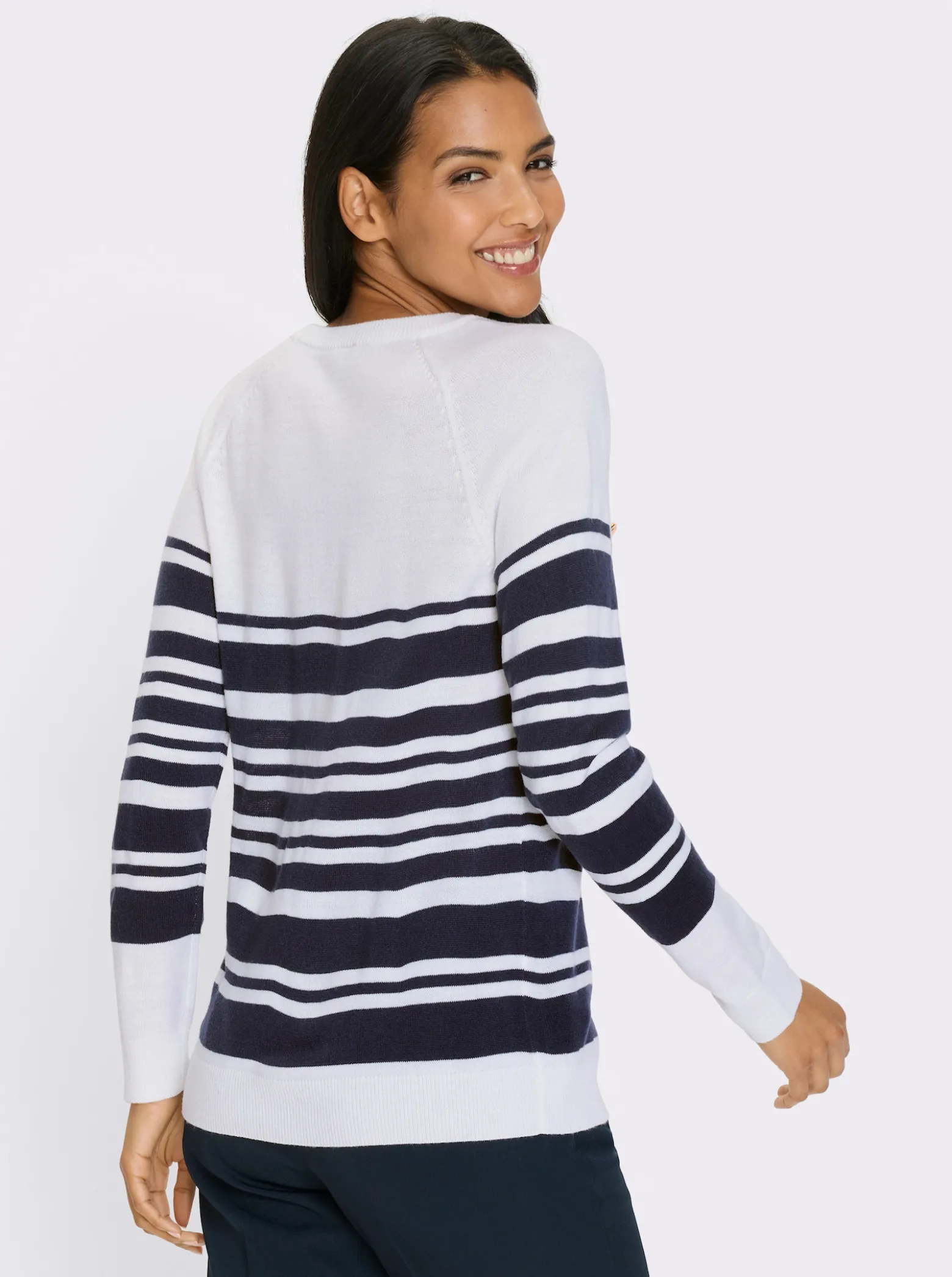 Langarm-Pullover mit goldfarbenen Knöpfen