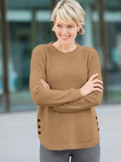 Langarm-Pullover mit Zierknöpfen am Saum