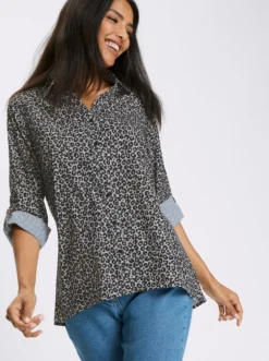 Longbluse im Leo-Dessin
