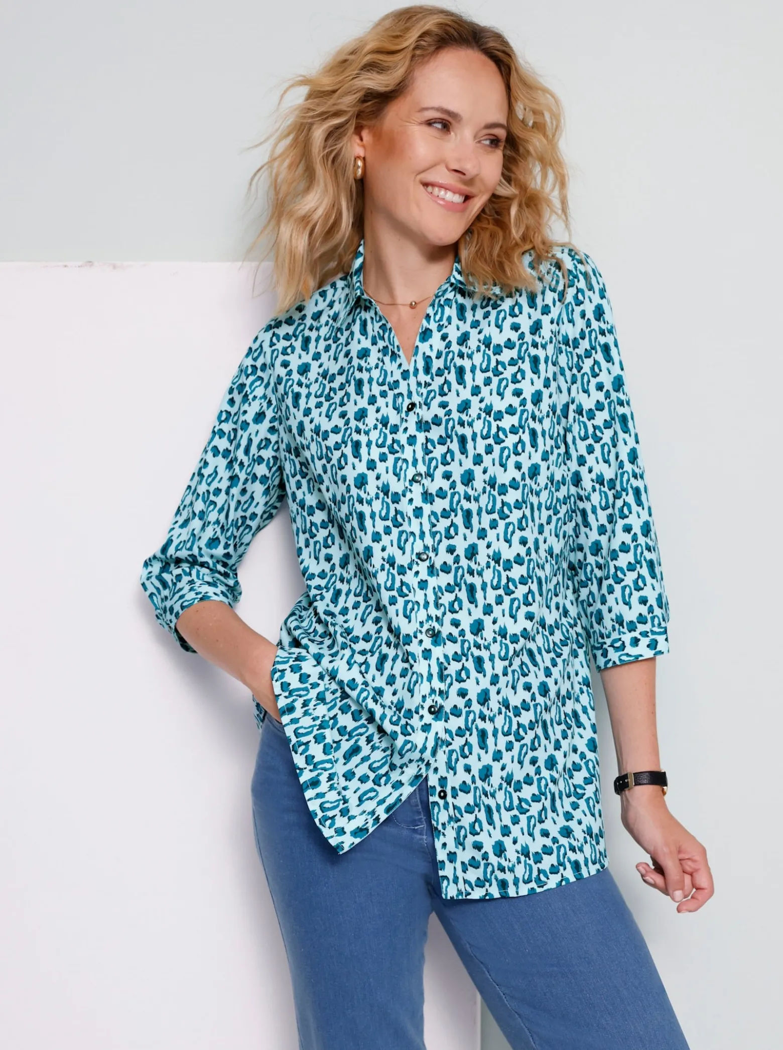 Longbluse im Leo-Muster