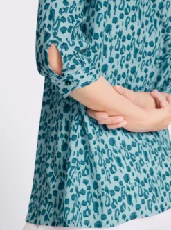 Longbluse im Leo-Muster