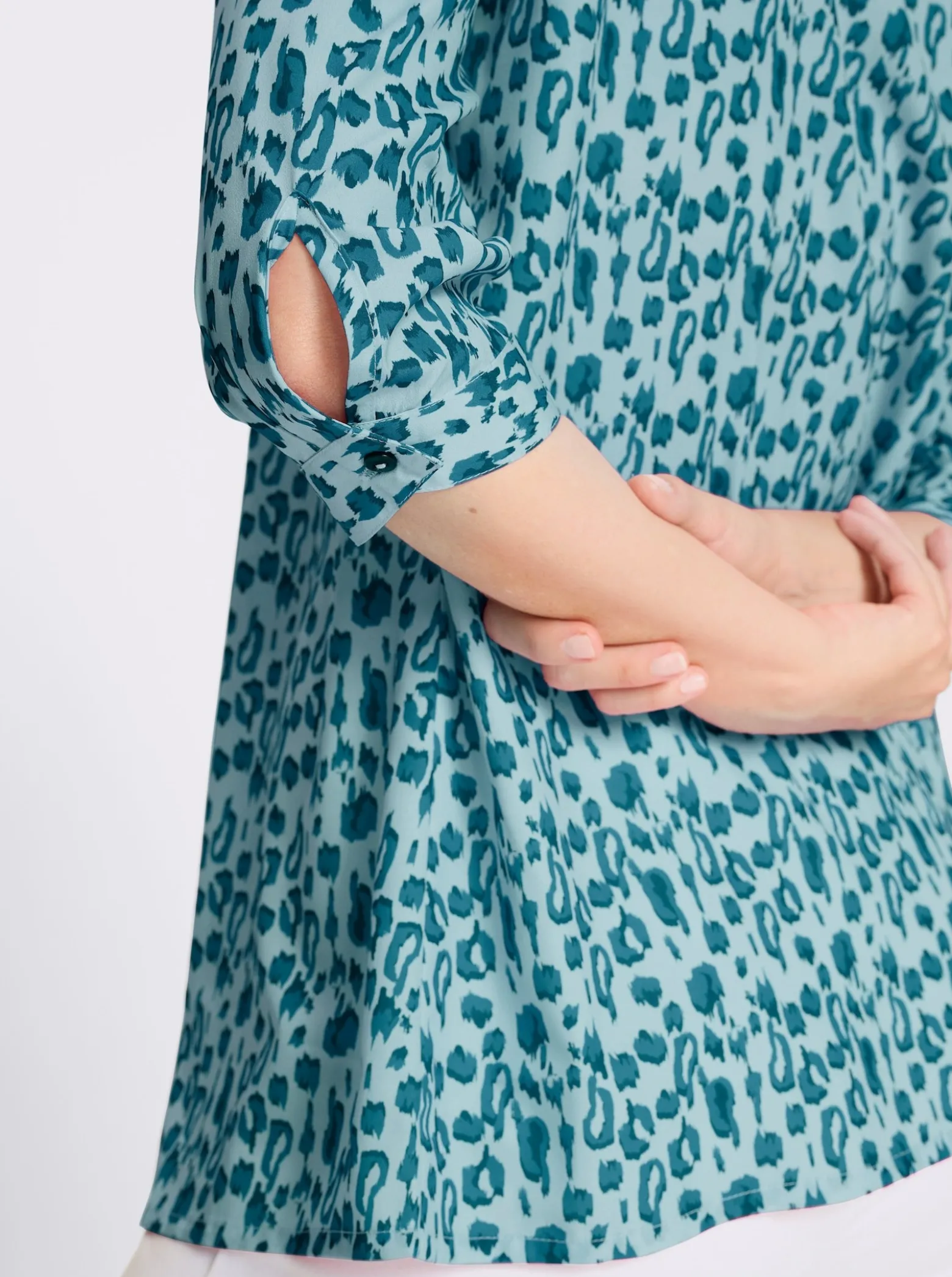 Longbluse im Leo-Muster