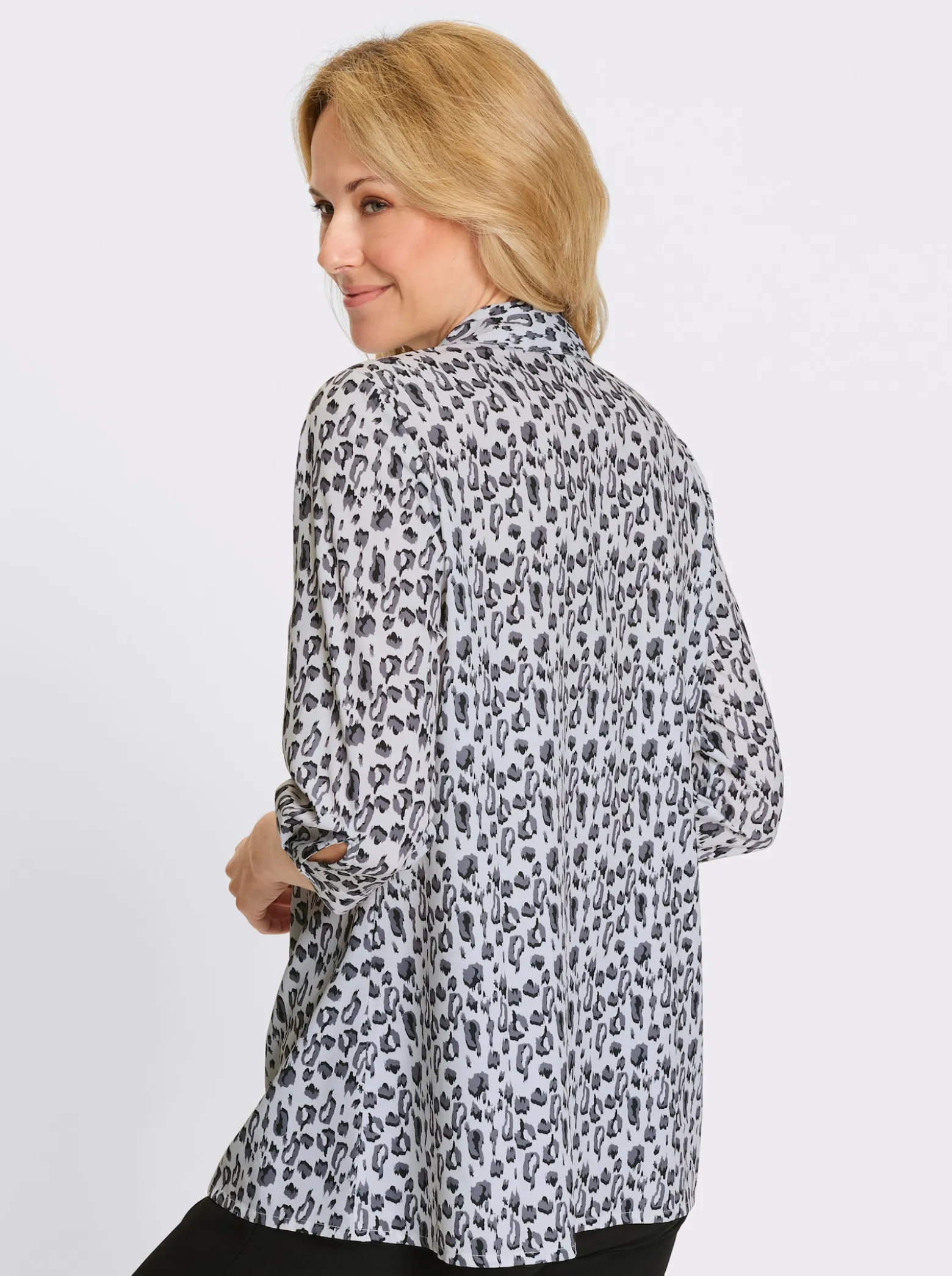 Longbluse im Leo-Muster