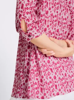 Longbluse im Leo-Muster