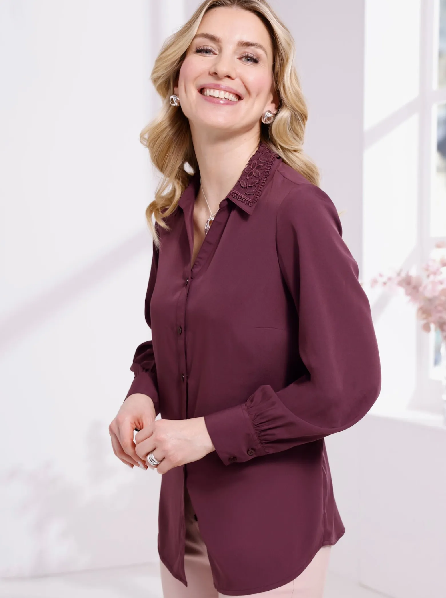 Longbluse mit Spitzenbesatz