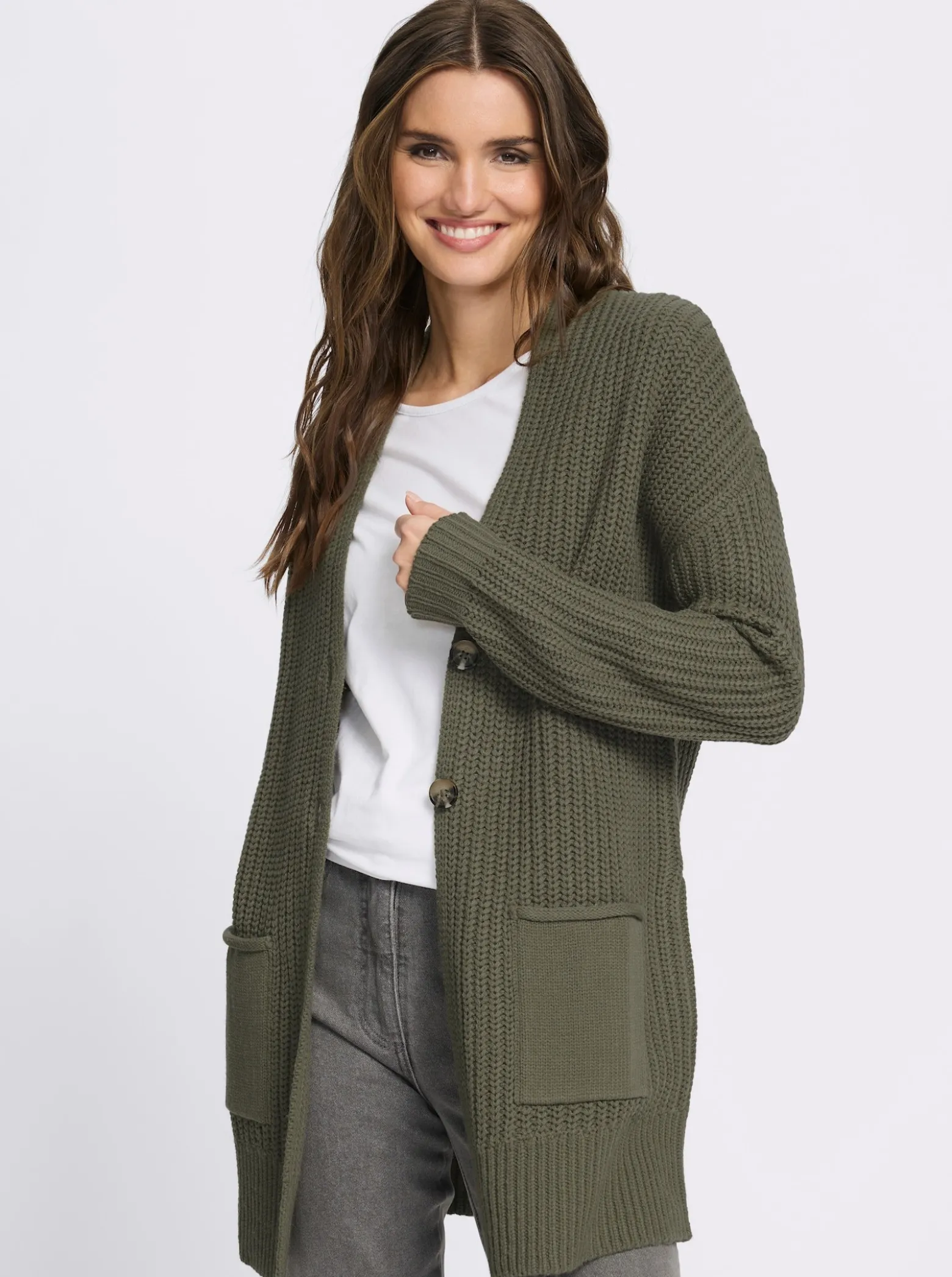 Longstrickjacke mit Knöpfen in Horn-Optik