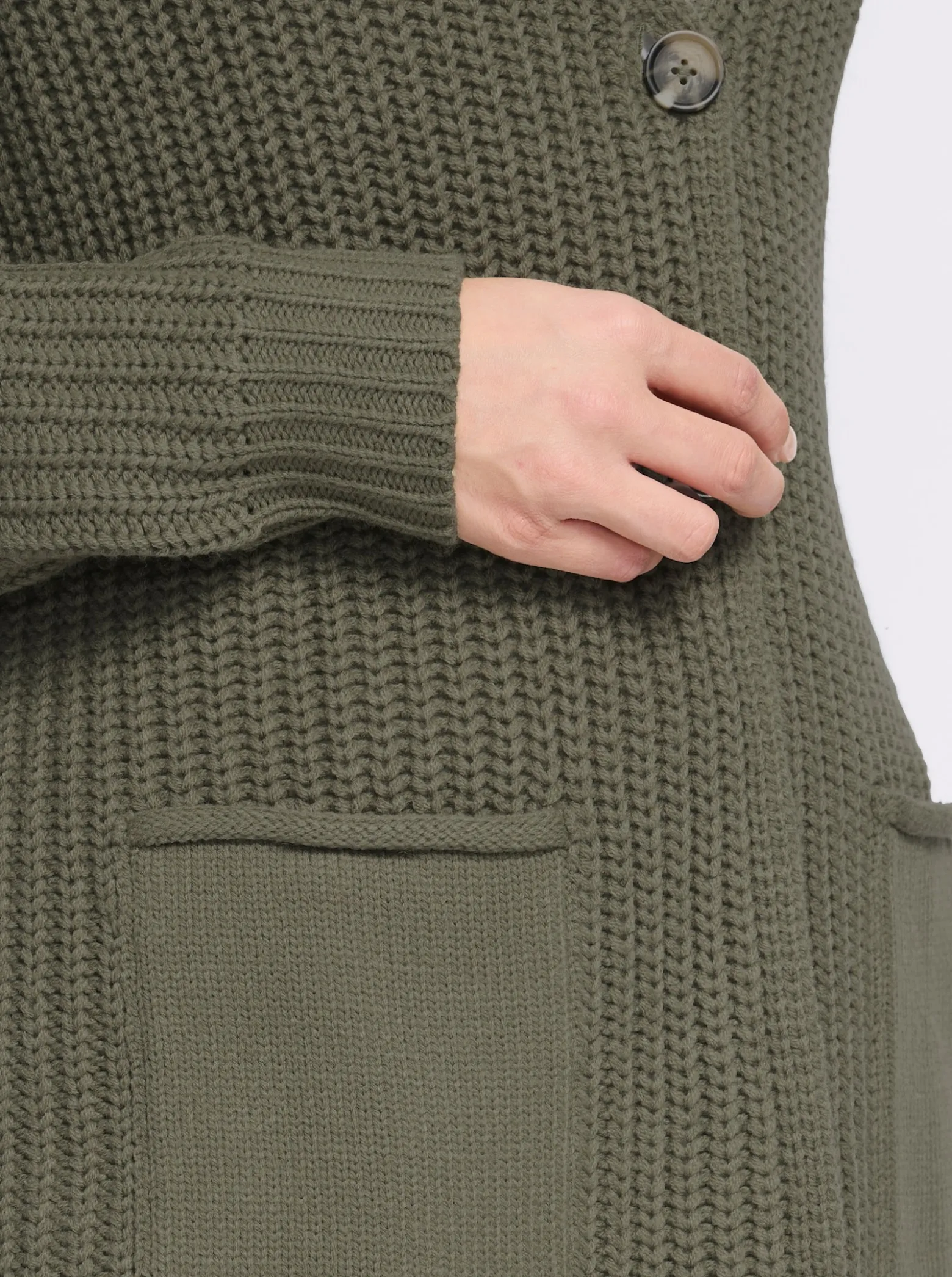 Longstrickjacke mit Knöpfen in Horn-Optik