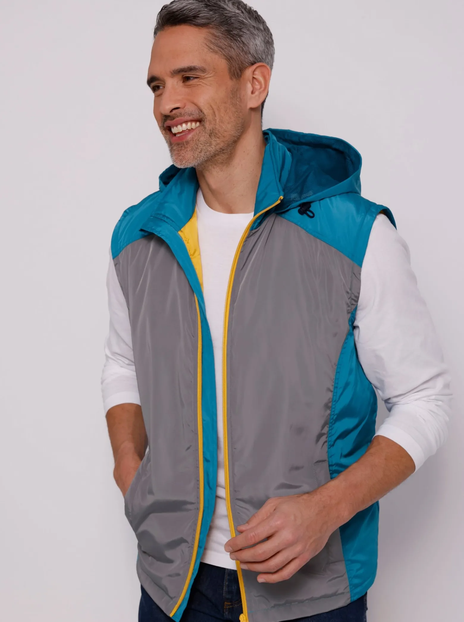 Outdoorjacke mit abzippbaren Ärmeln