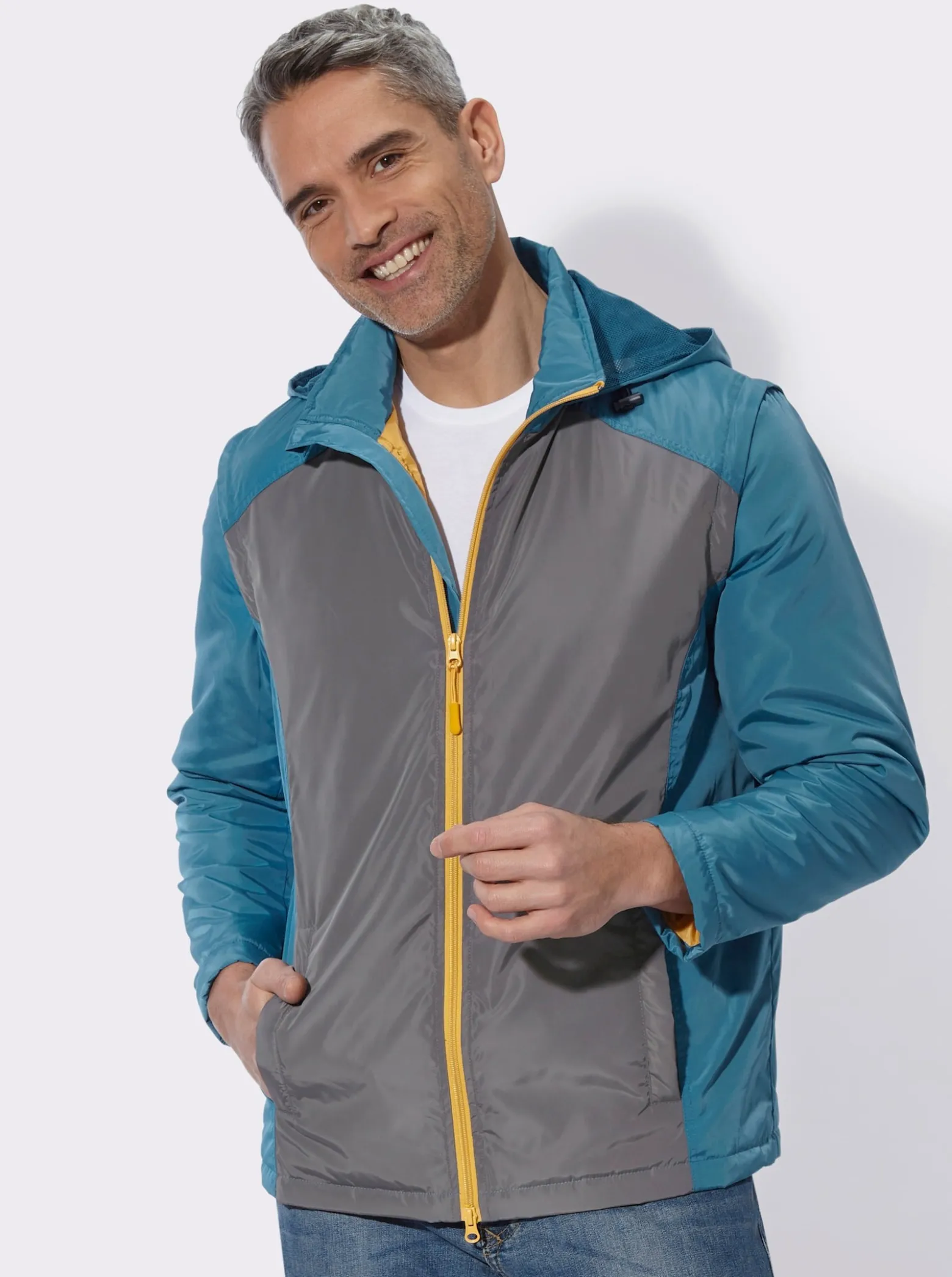 Outdoorjacke mit abzippbaren Ärmeln