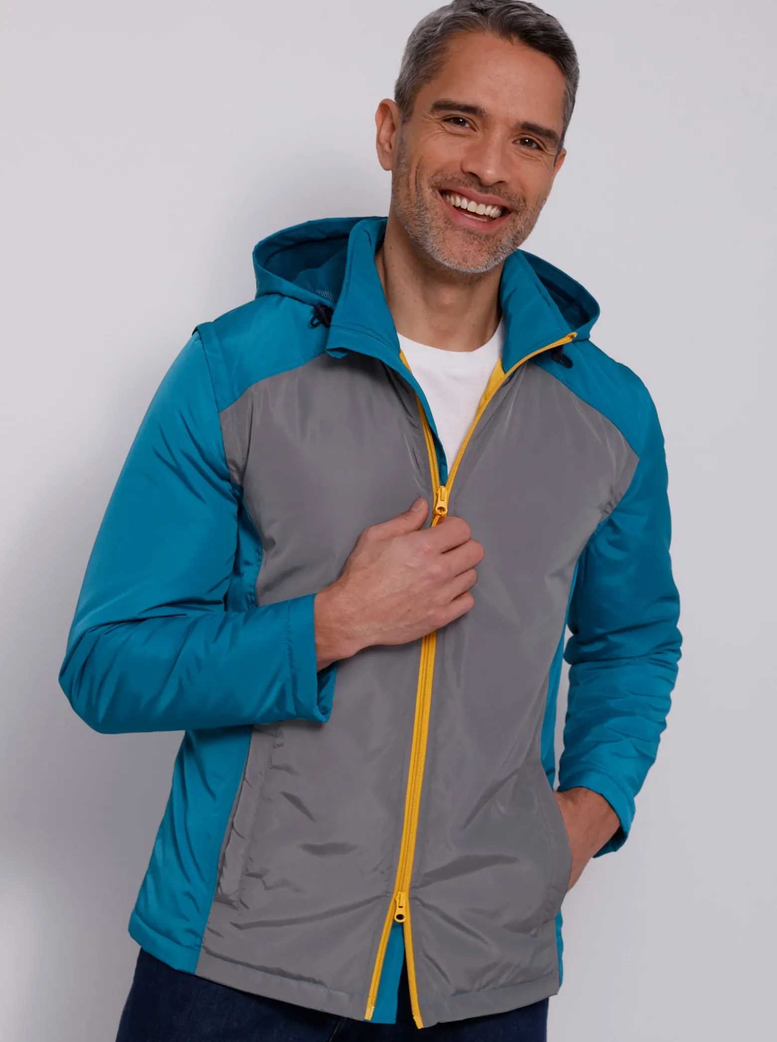 Outdoorjacke mit abzippbaren Ärmeln