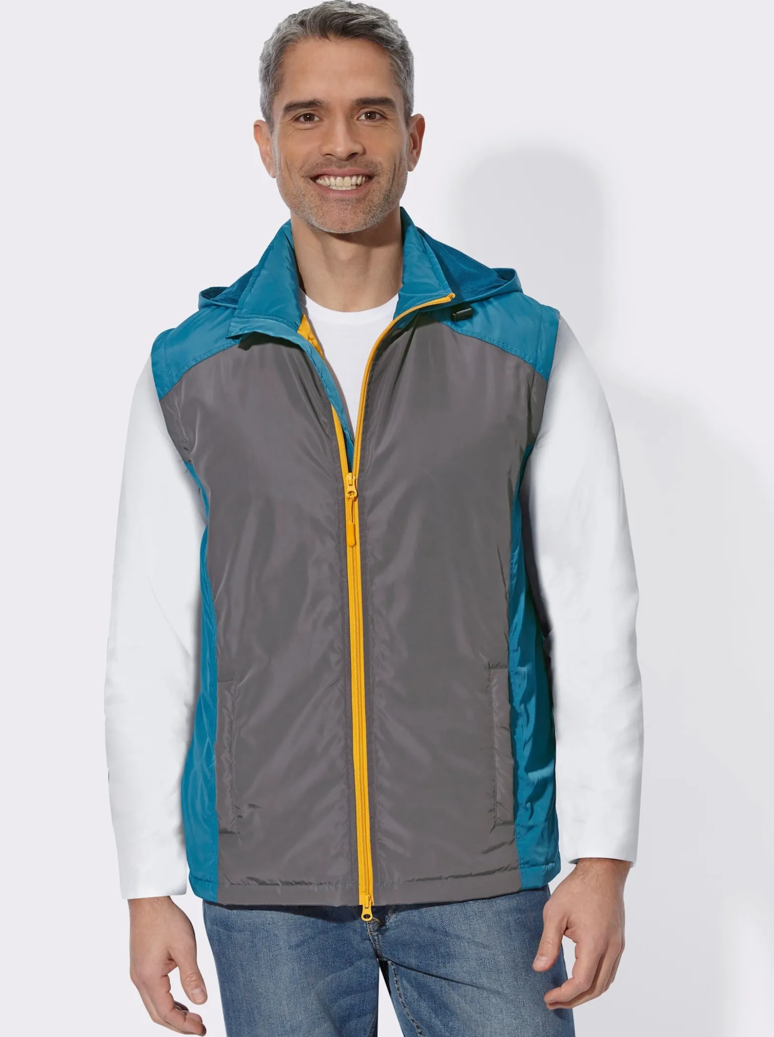 Outdoorjacke mit abzippbaren Ärmeln