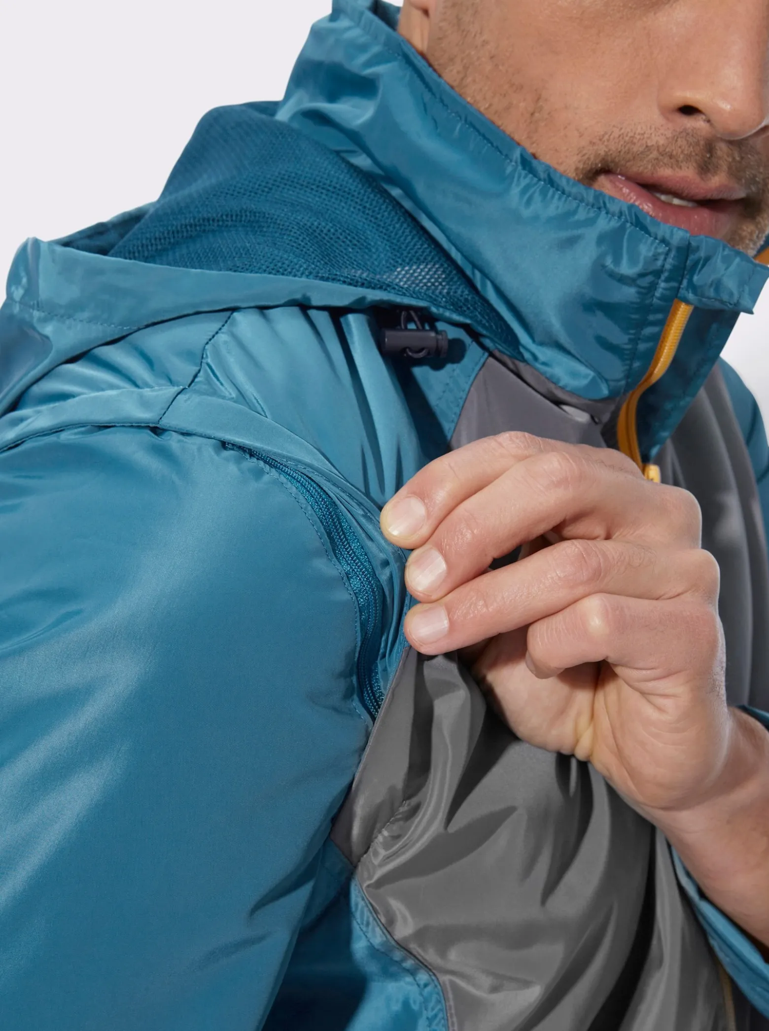 Outdoorjacke mit abzippbaren Ärmeln
