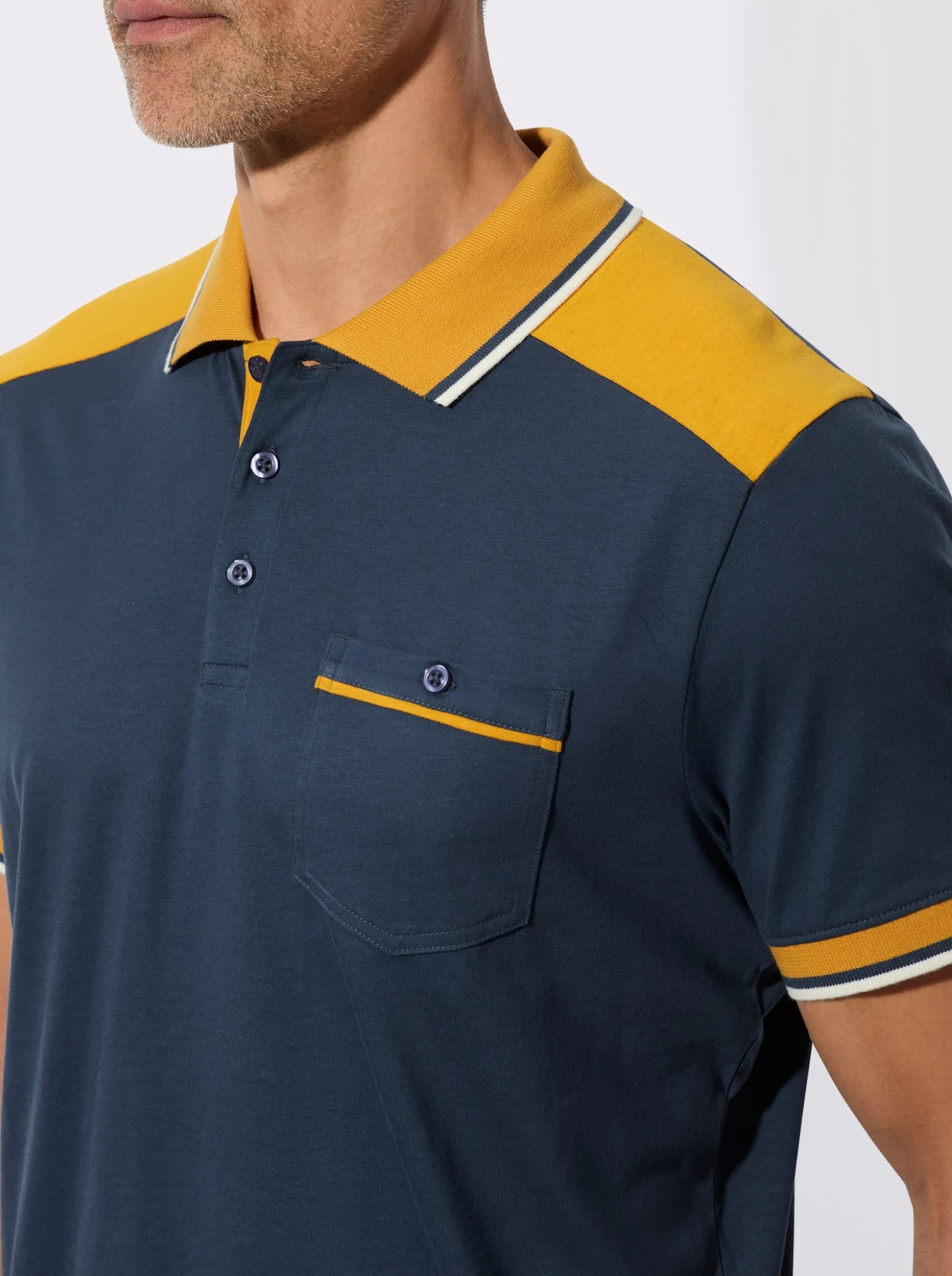 Poloshirt mit knöpfbarer Brusttasche