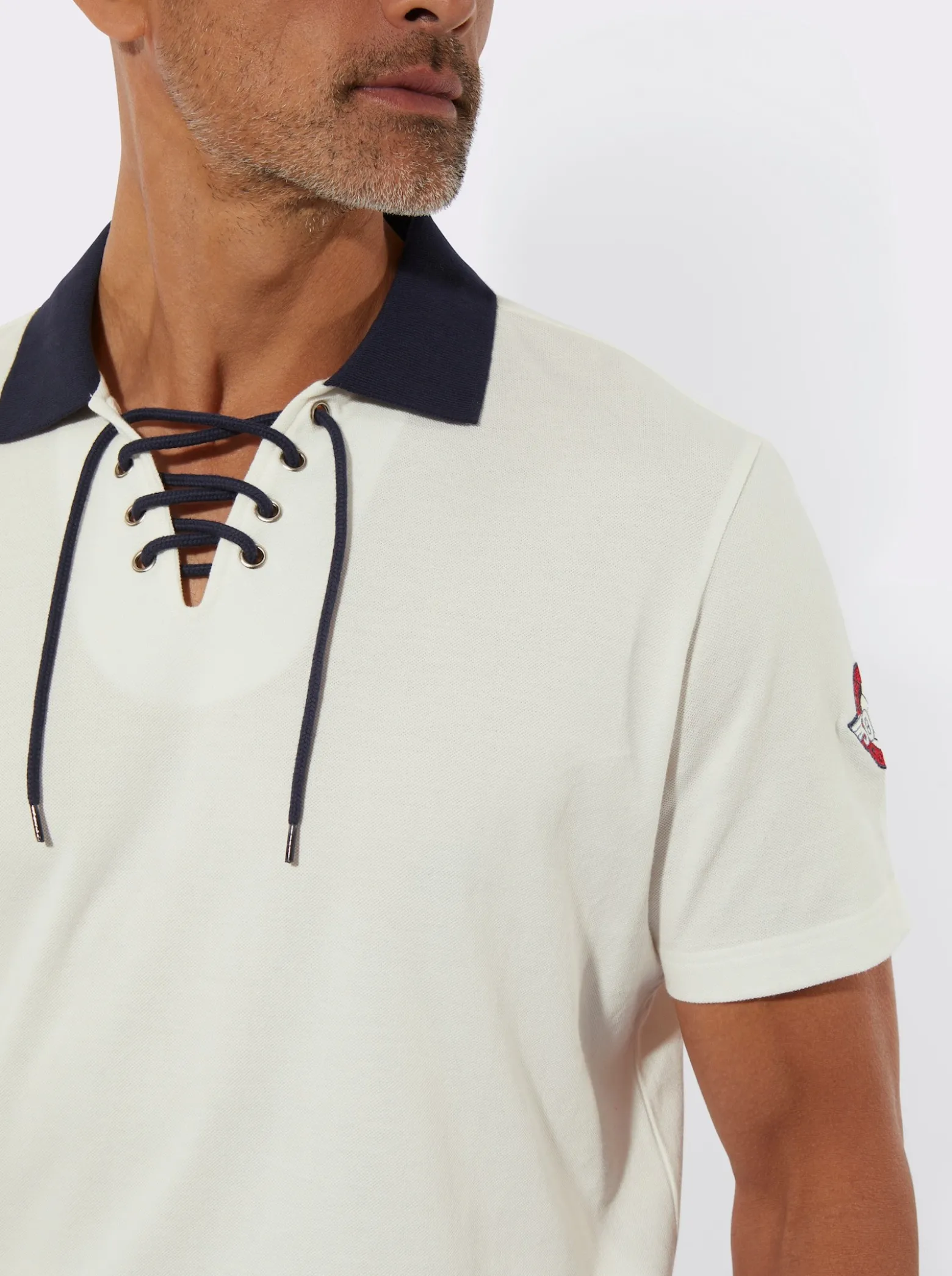 Poloshirt mit Schnürung am Ausschnitt