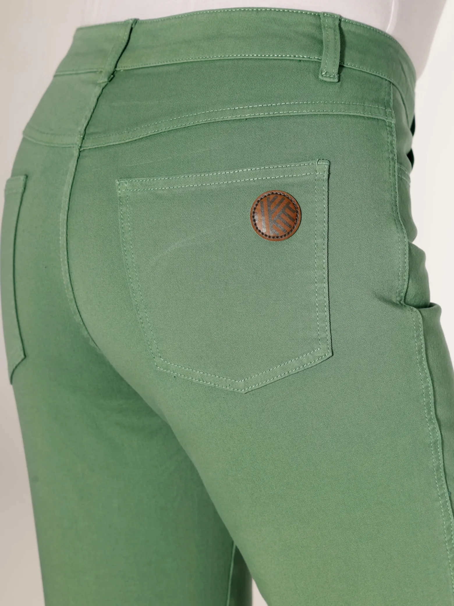 Röhrenjeans in Twill-Qualität