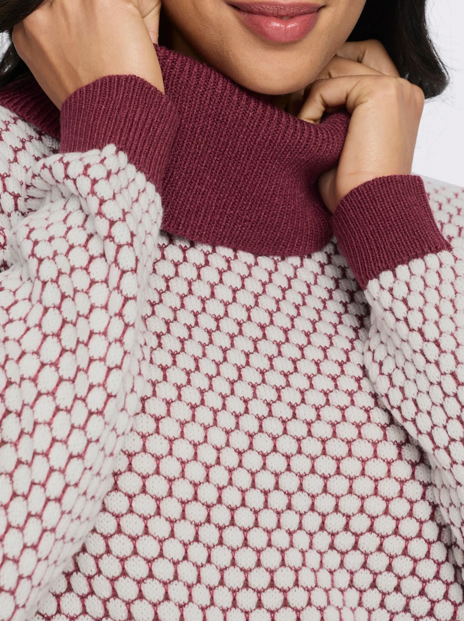 Rollkragenpullover mit Strukturmuster