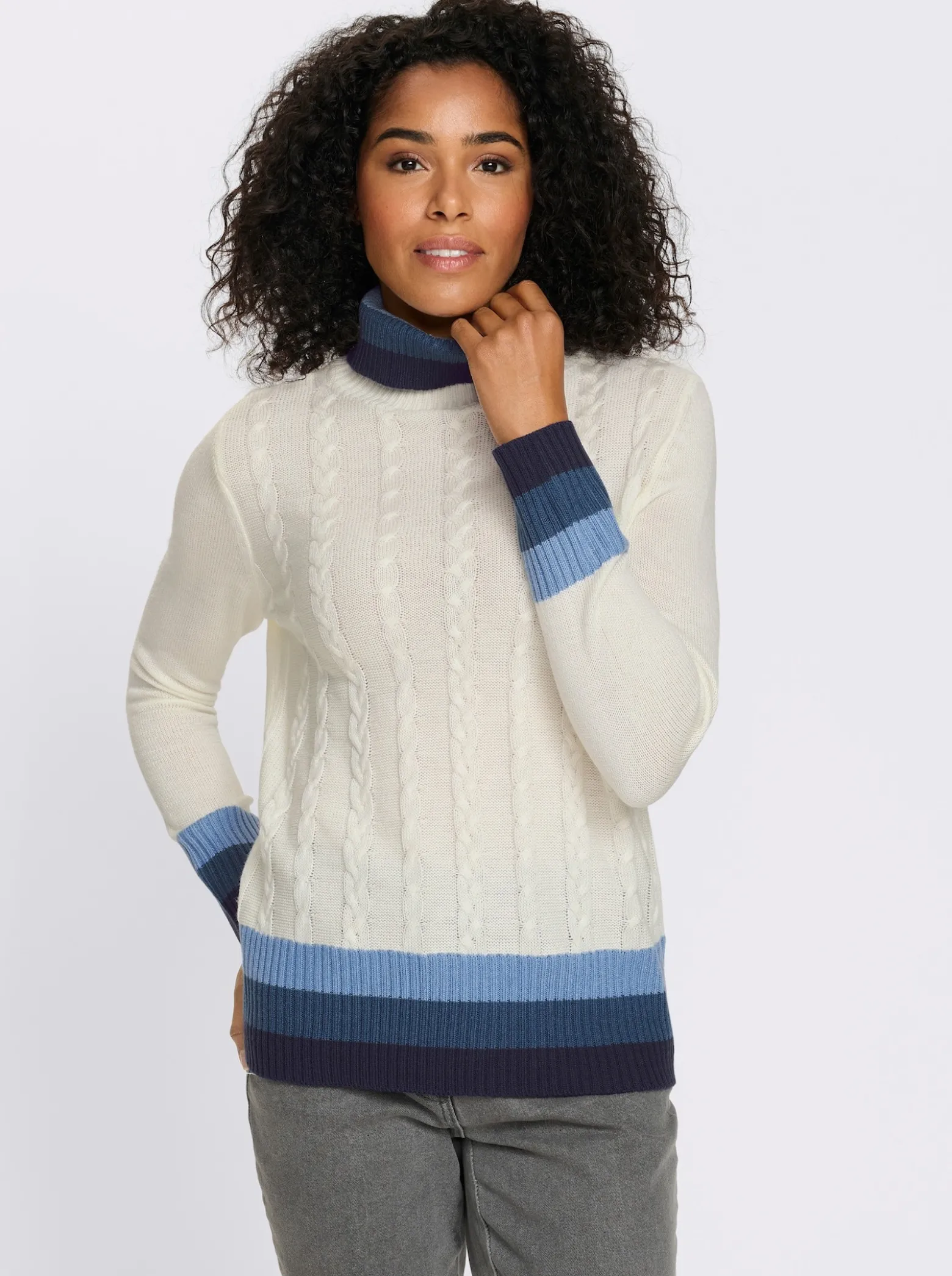 Rollkragenpullover mit Zopfmuster vorne