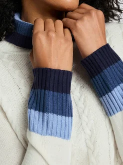 Rollkragenpullover mit Zopfmuster vorne