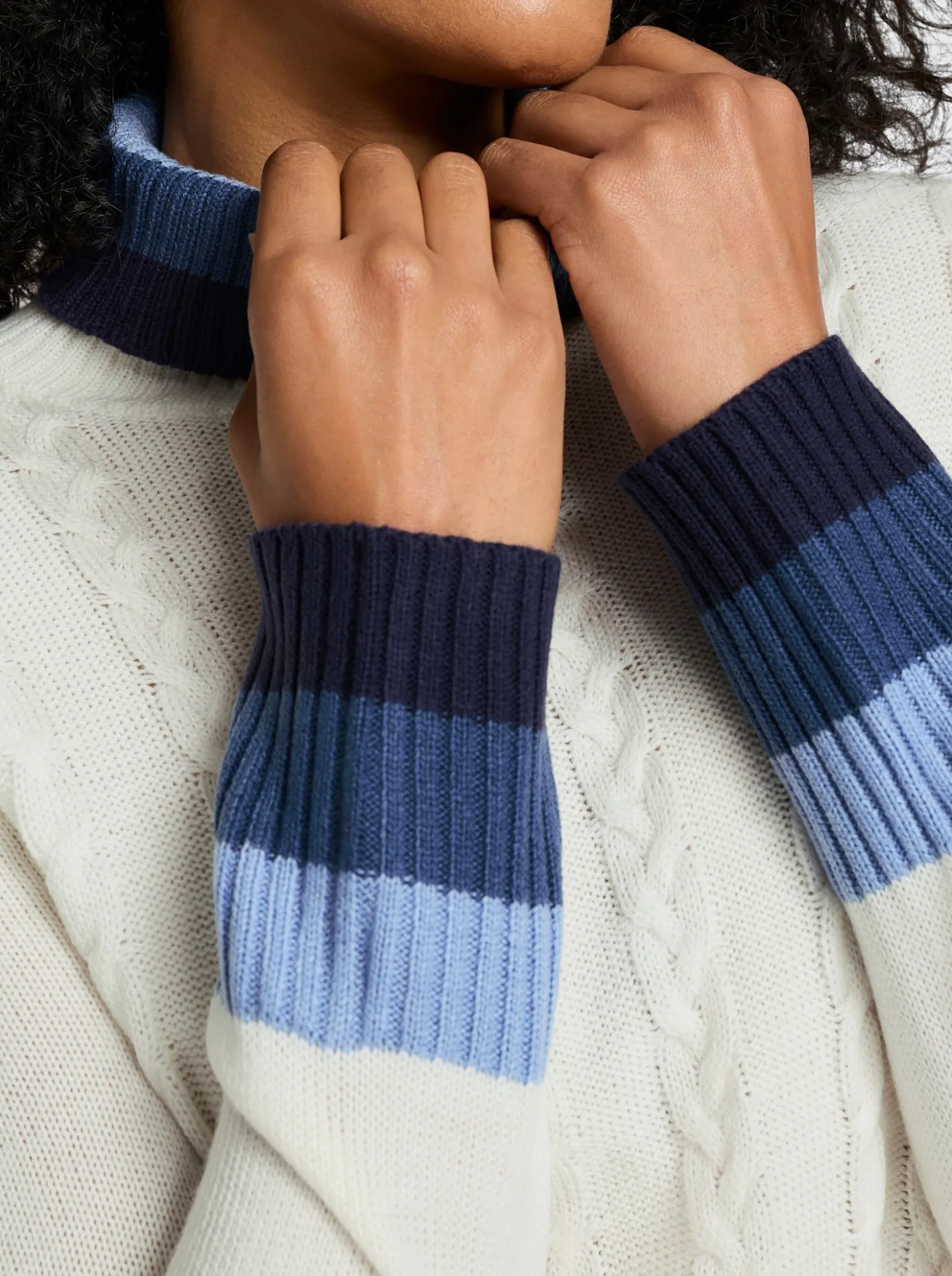 Rollkragenpullover mit Zopfmuster vorne
