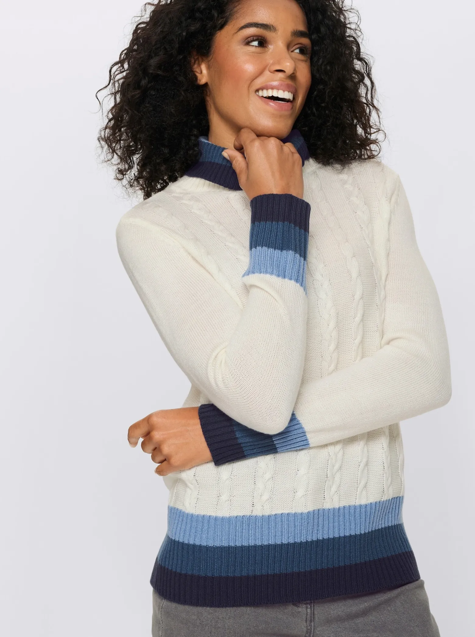 Rollkragenpullover mit Zopfmuster vorne