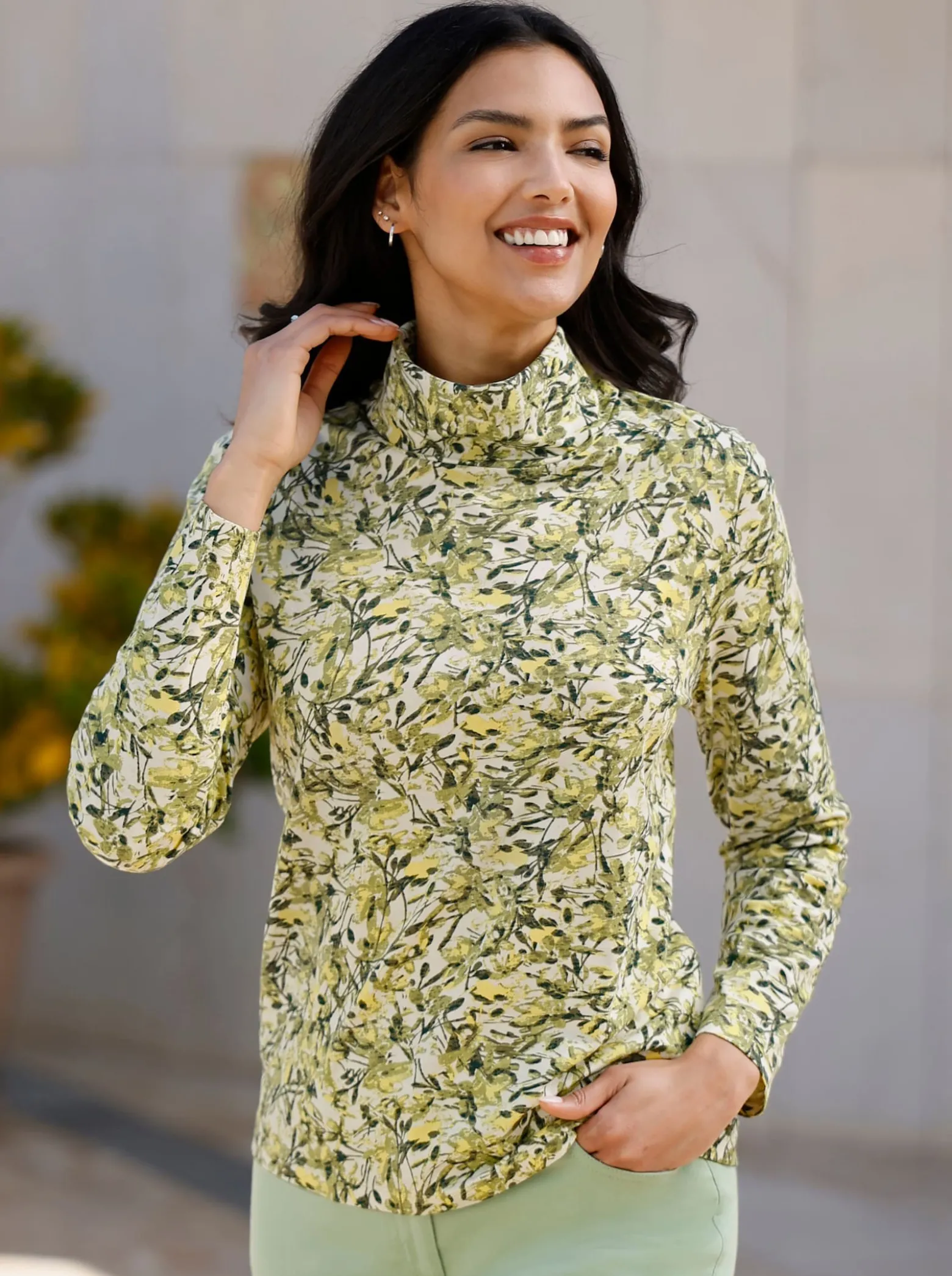 Rollkragenshirt im floralen Dessin