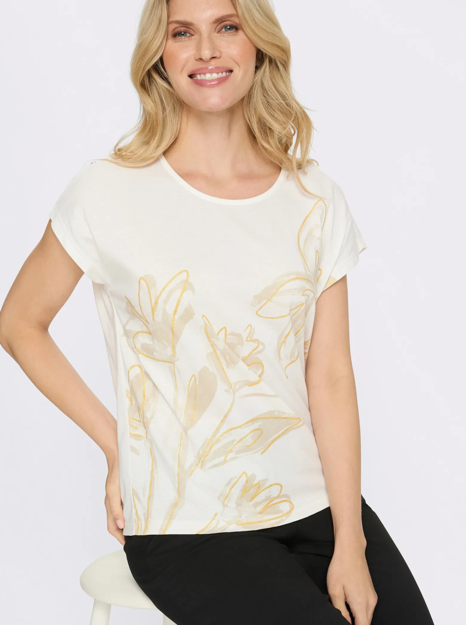 Rundhalsshirt mit überschnittenen Schultern