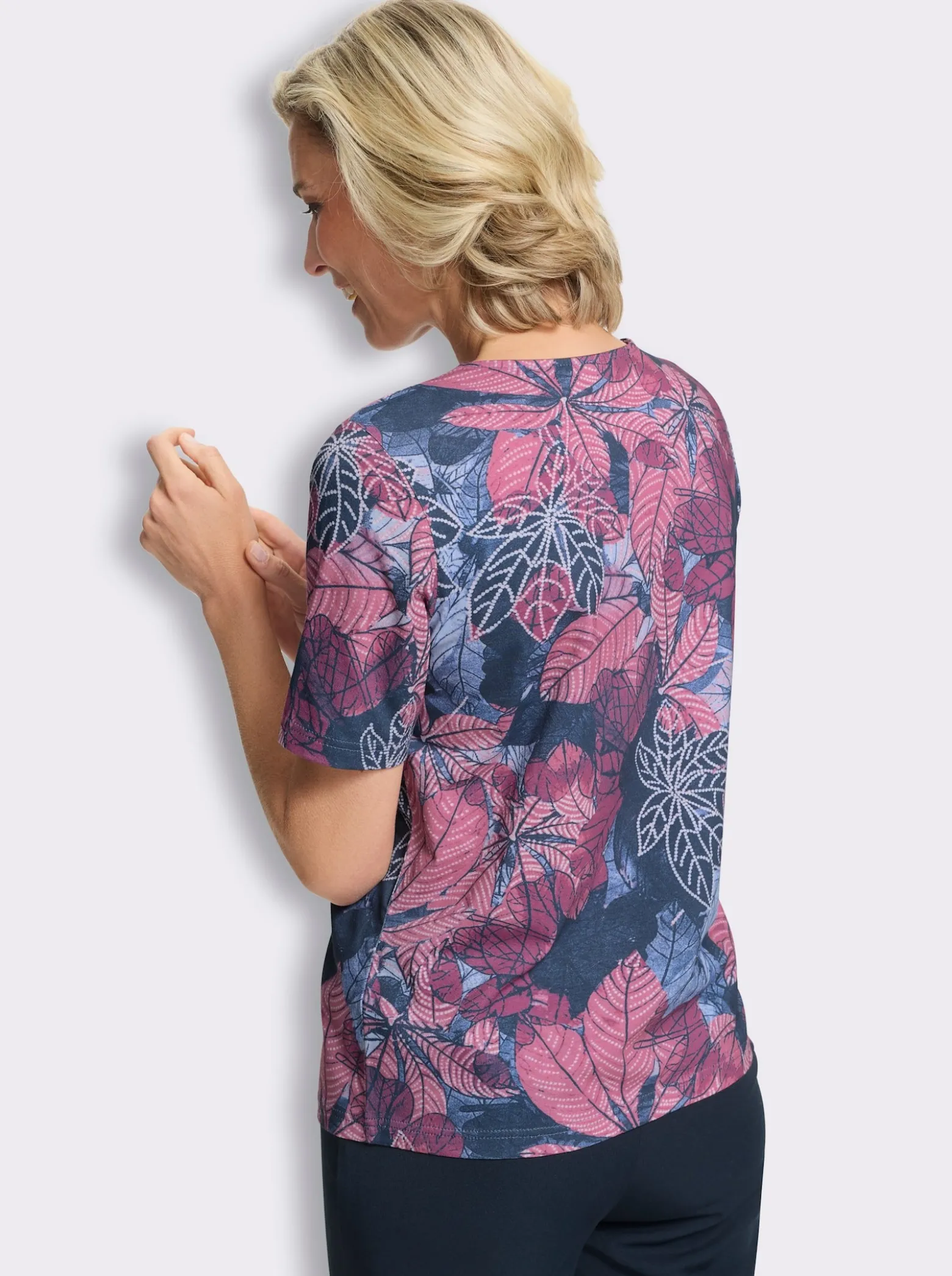 Rundhalsshirt mit Blätter-Muster allover