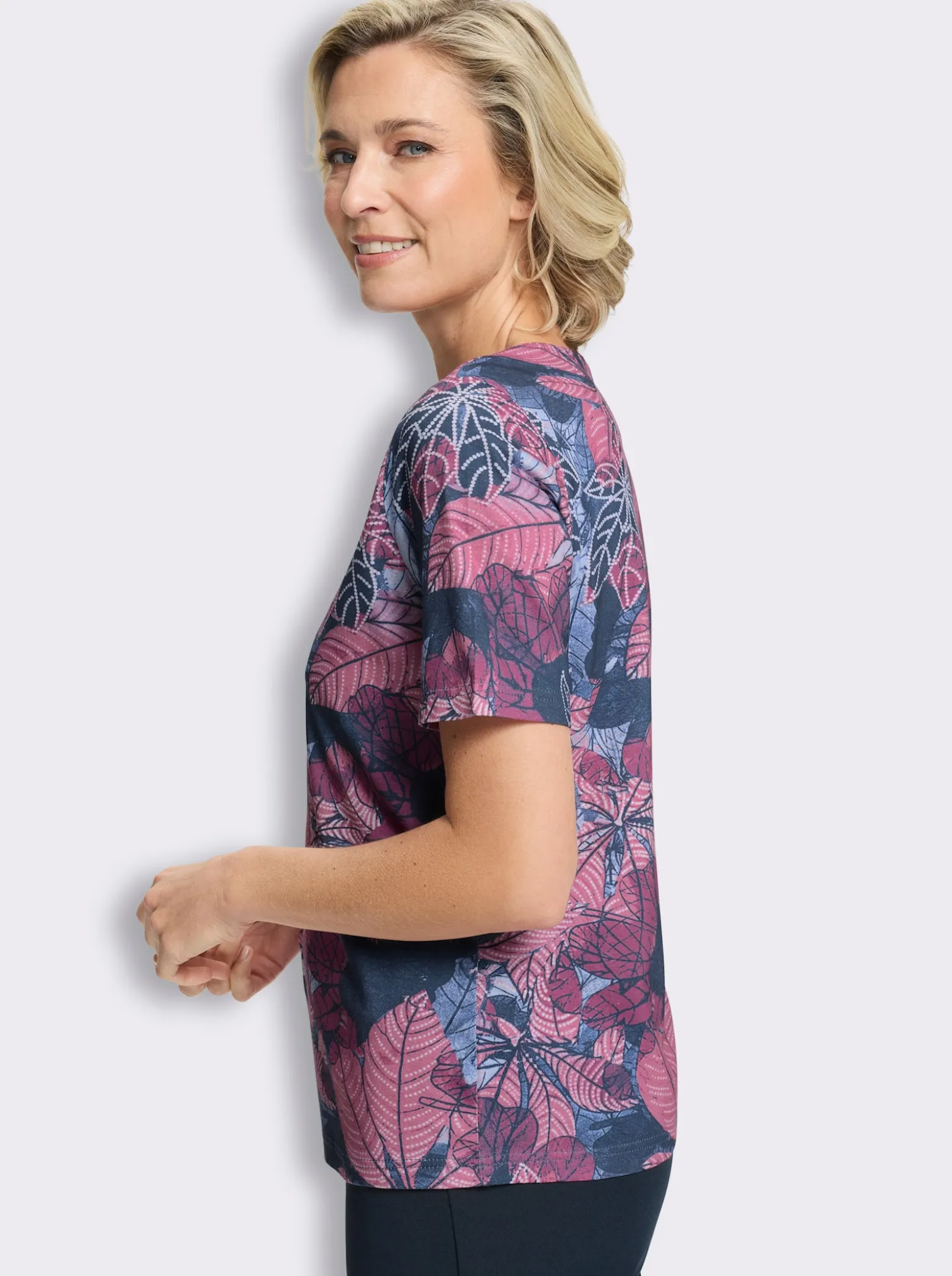 Rundhalsshirt mit Blätter-Muster allover