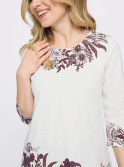Rundhalsshirt mit extra langem Seitenschlitz