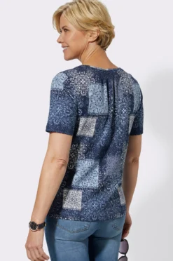 Rundhalsshirt mit Knopfleiste, kurz