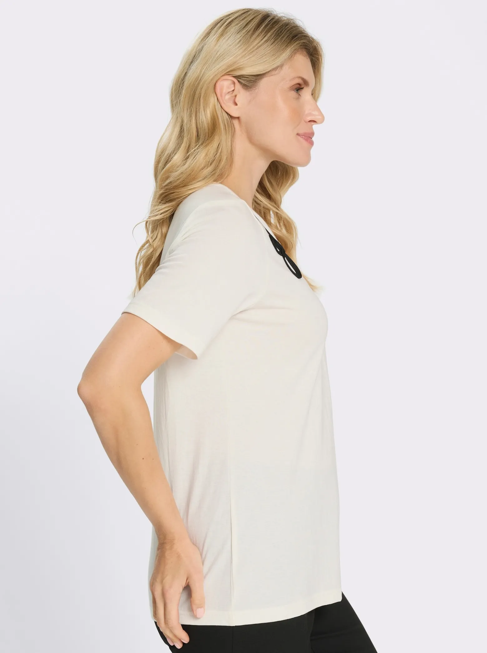 Rundhalsshirt mit Kontrast-Paspel am Ausschnitt