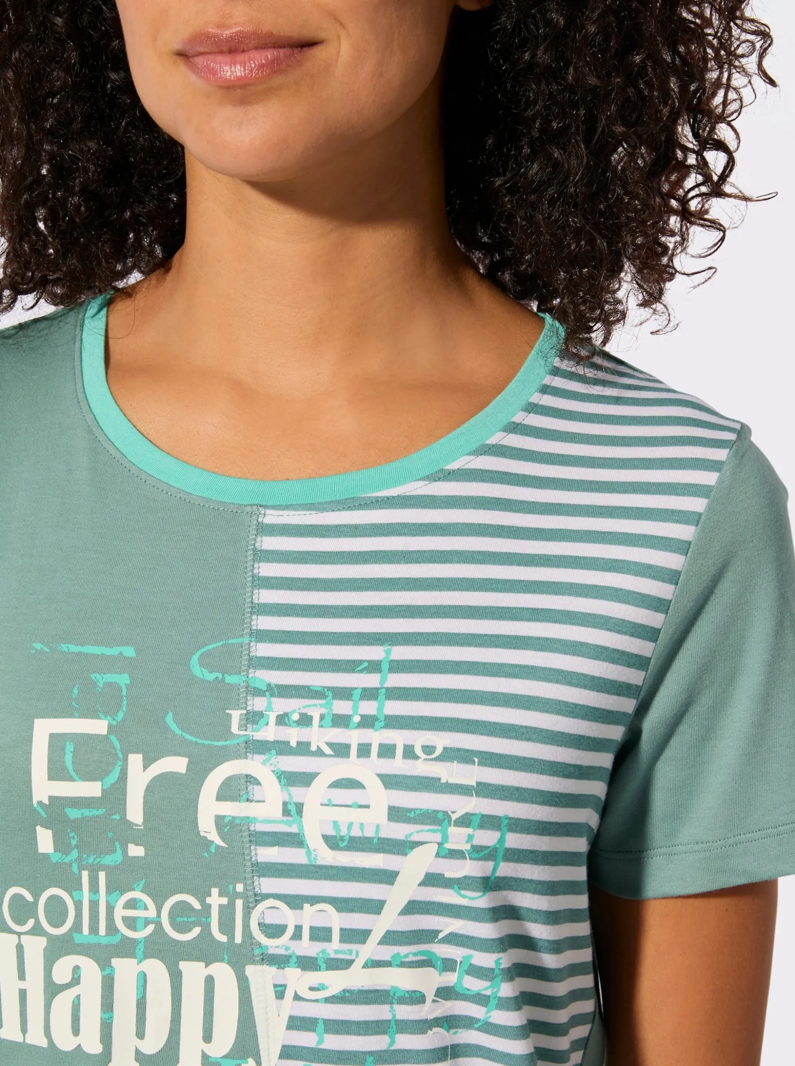 Rundhalsshirt mit Schriftzug und Streifen-Print