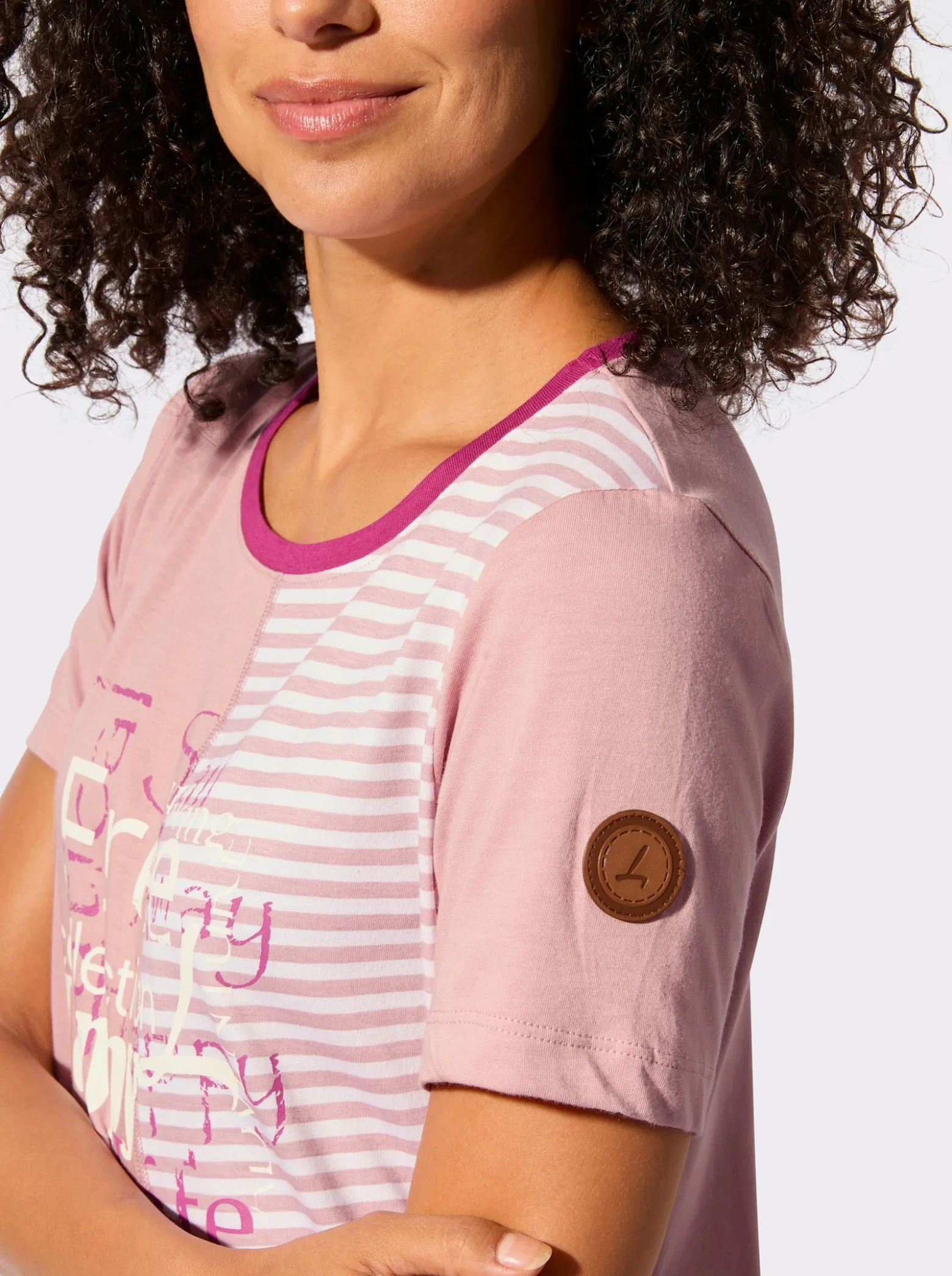 Rundhalsshirt mit Schriftzug und Streifen-Print