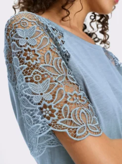Rundhalsshirt mit Spitze