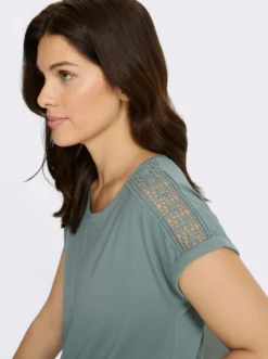 Rundhalsshirt mit Spitze an der Schulter