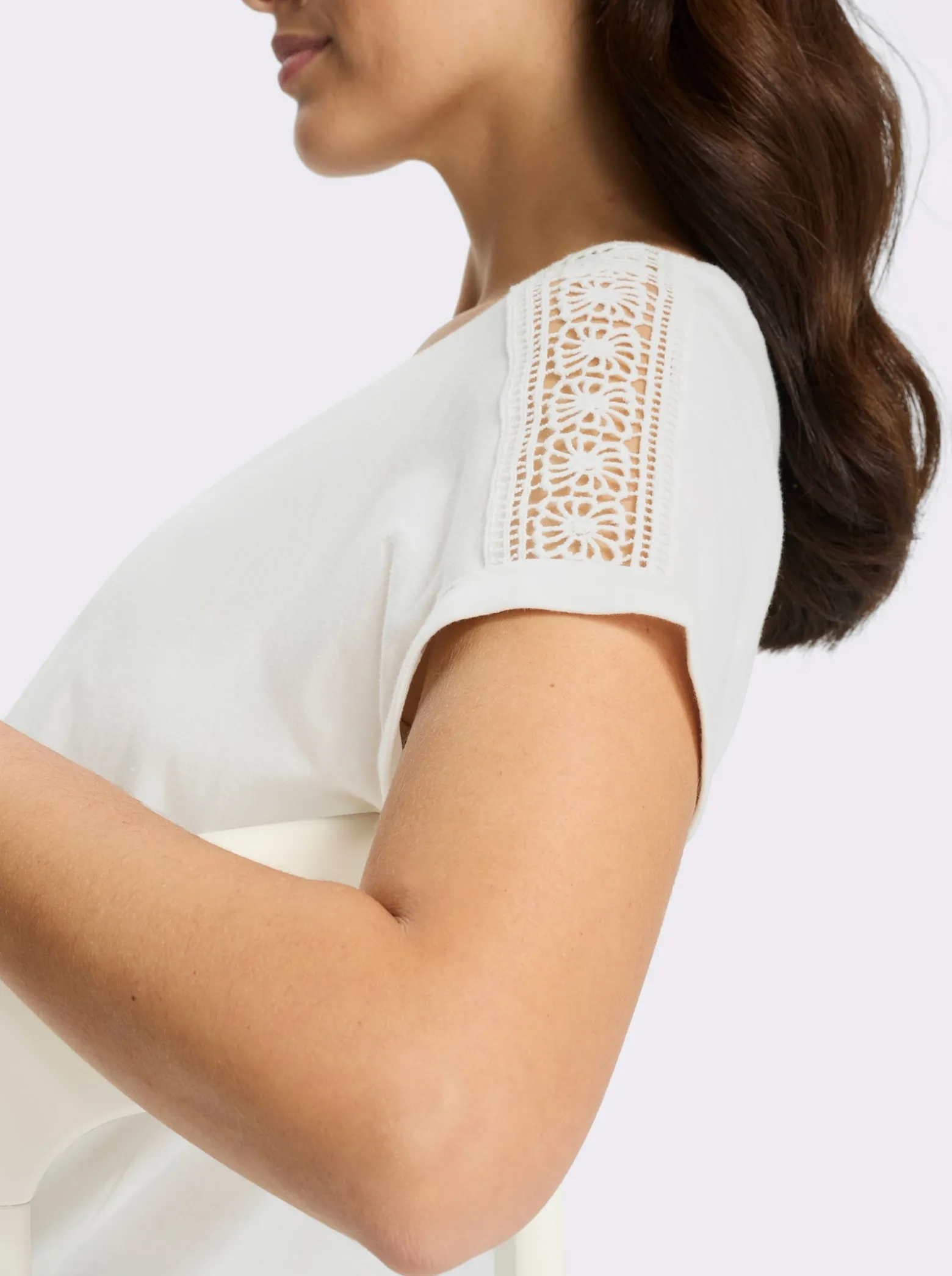 Rundhalsshirt mit Spitze an der Schulter