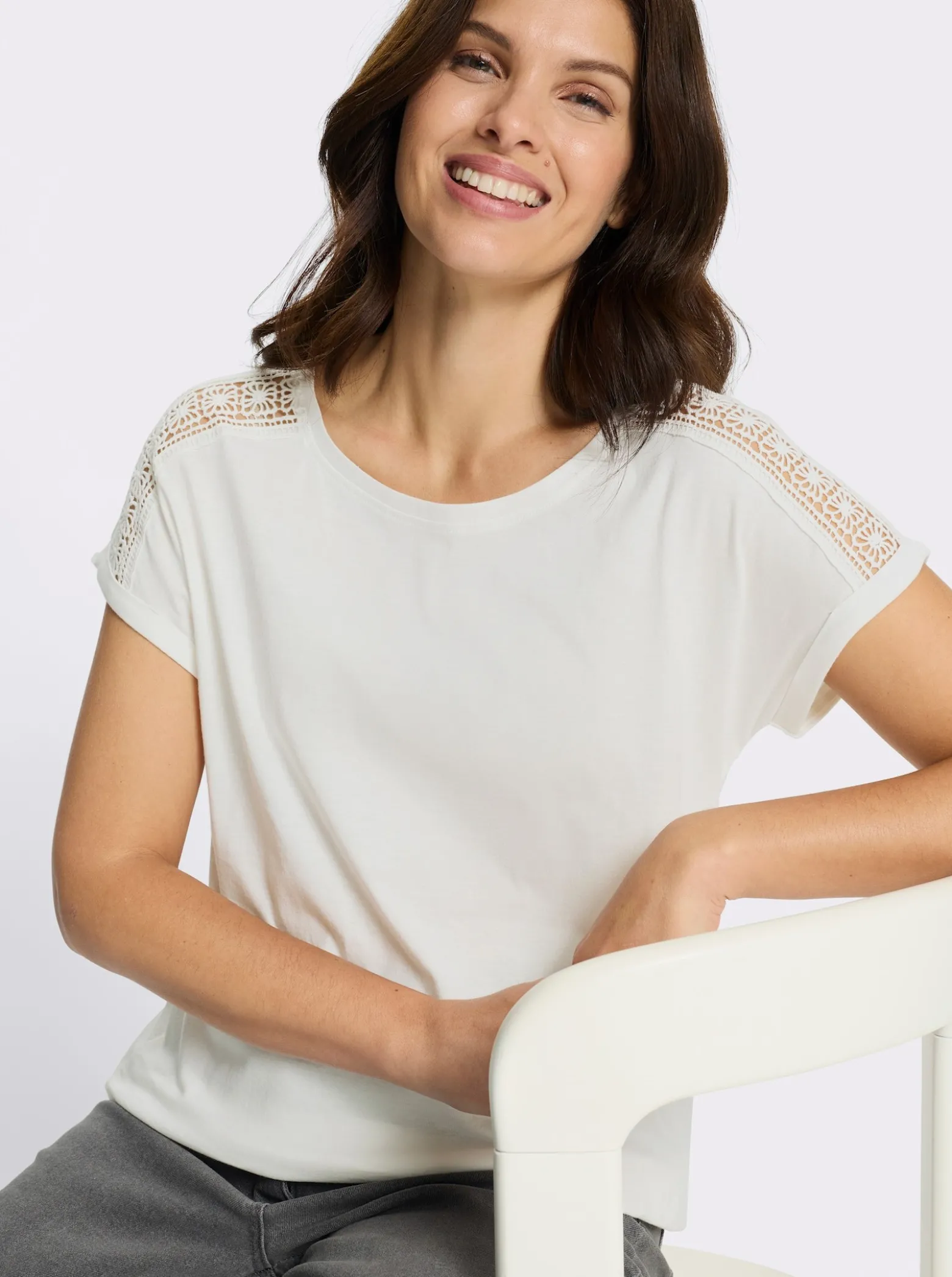 Rundhalsshirt mit Spitze an der Schulter