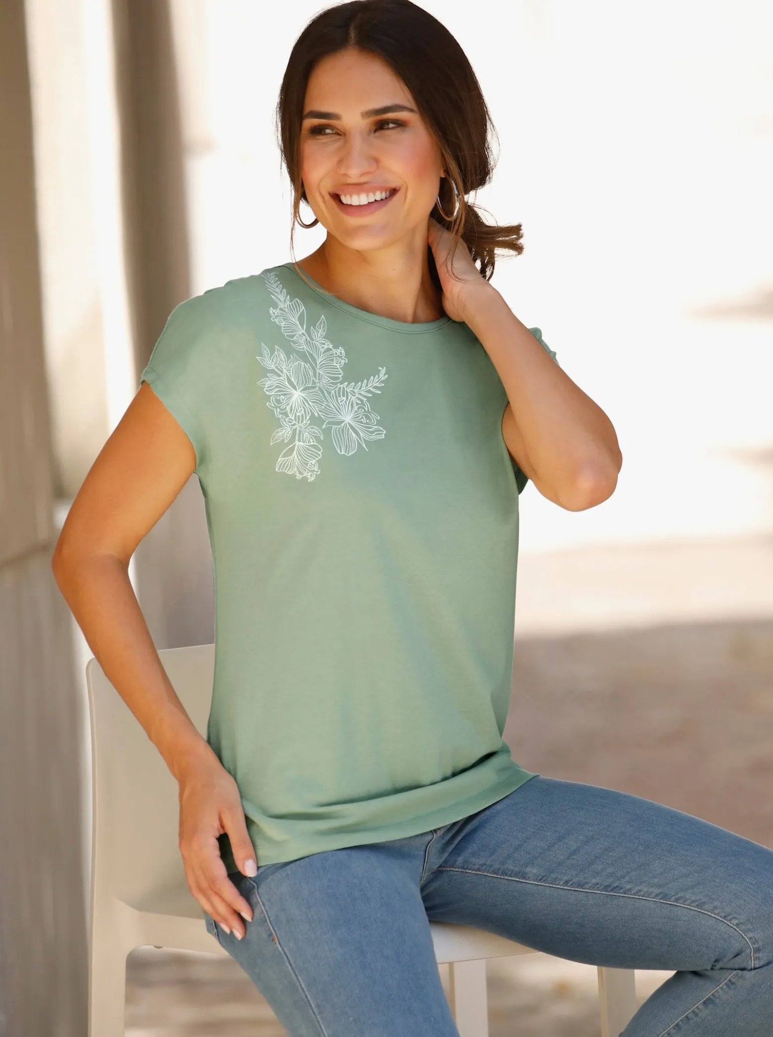 Rundhalsshirt mit zartem Blumenprint