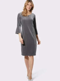 Samtkleid mit Volants