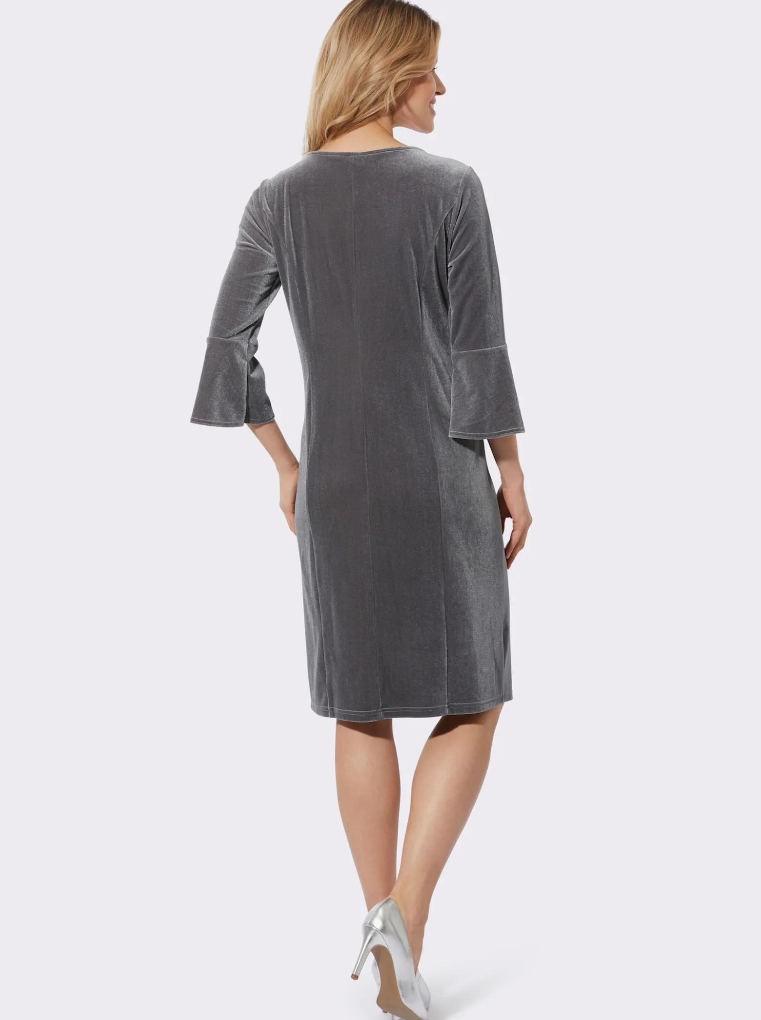 Samtkleid mit Volants