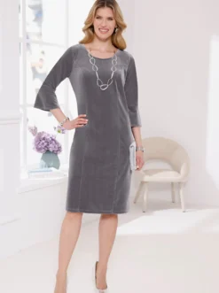 Samtkleid mit Volants