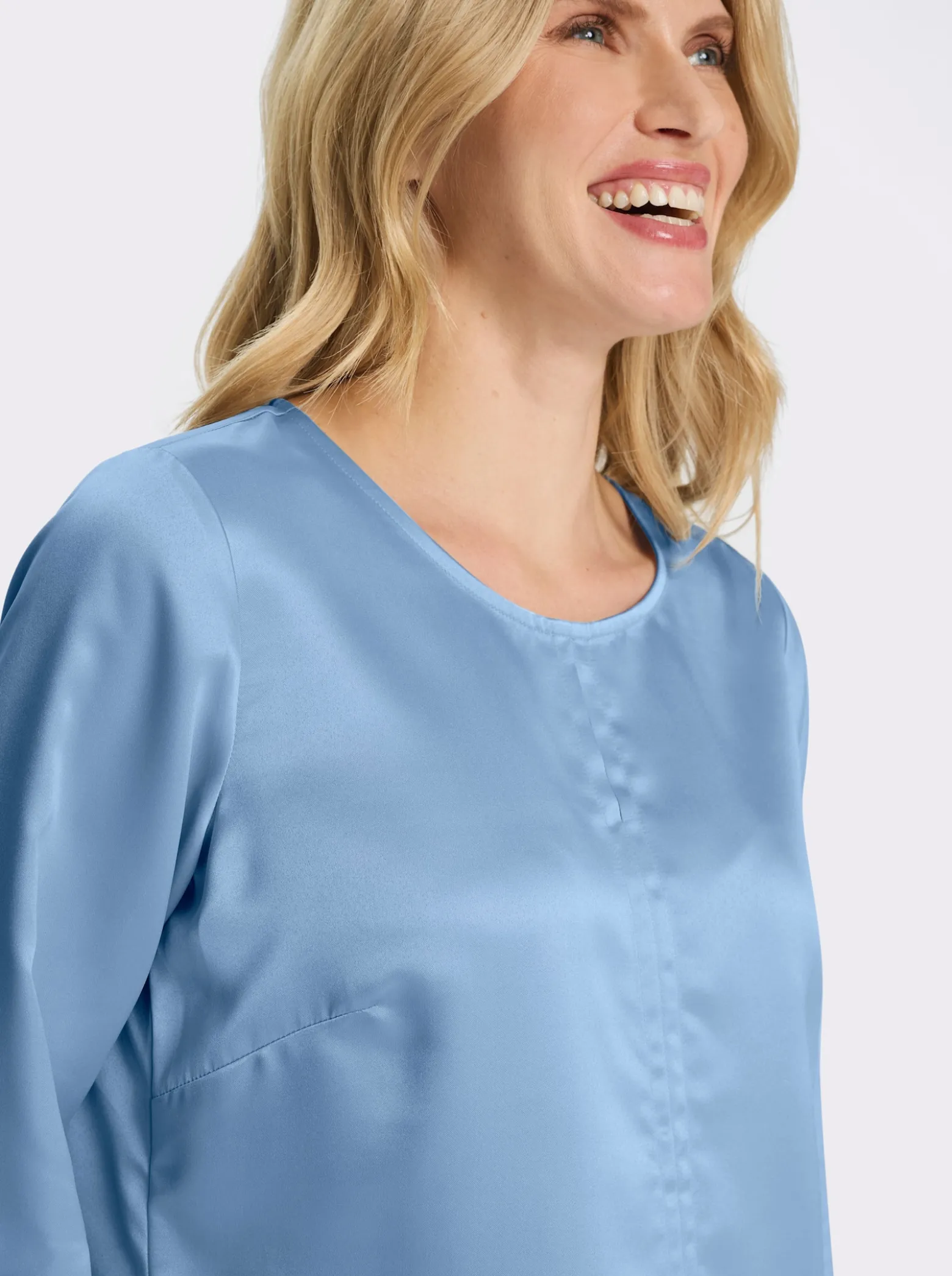 Satinbluse mit Schlitz am Ausschnitt