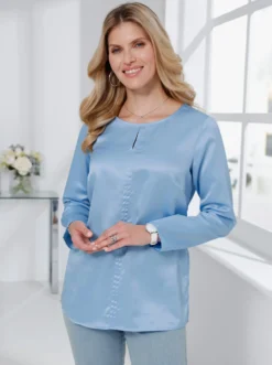 Satinbluse mit Schlitz am Ausschnitt