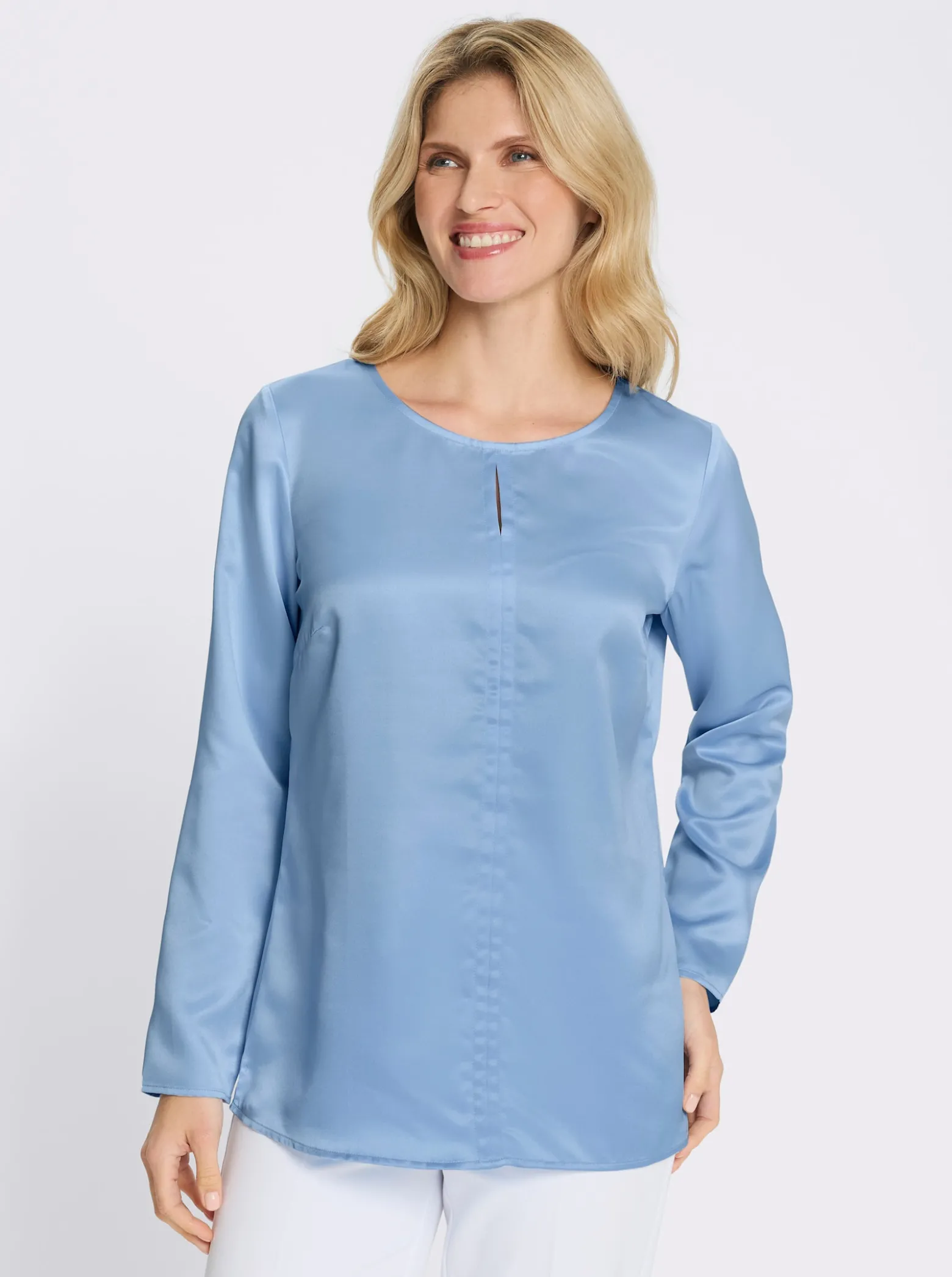 Satinbluse mit Schlitz am Ausschnitt