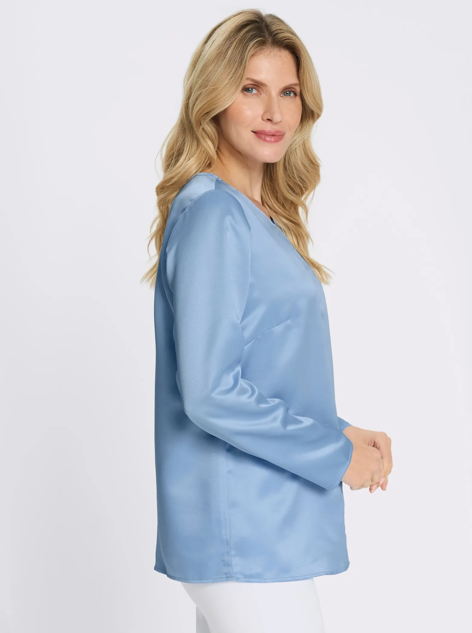Satinbluse mit Schlitz am Ausschnitt