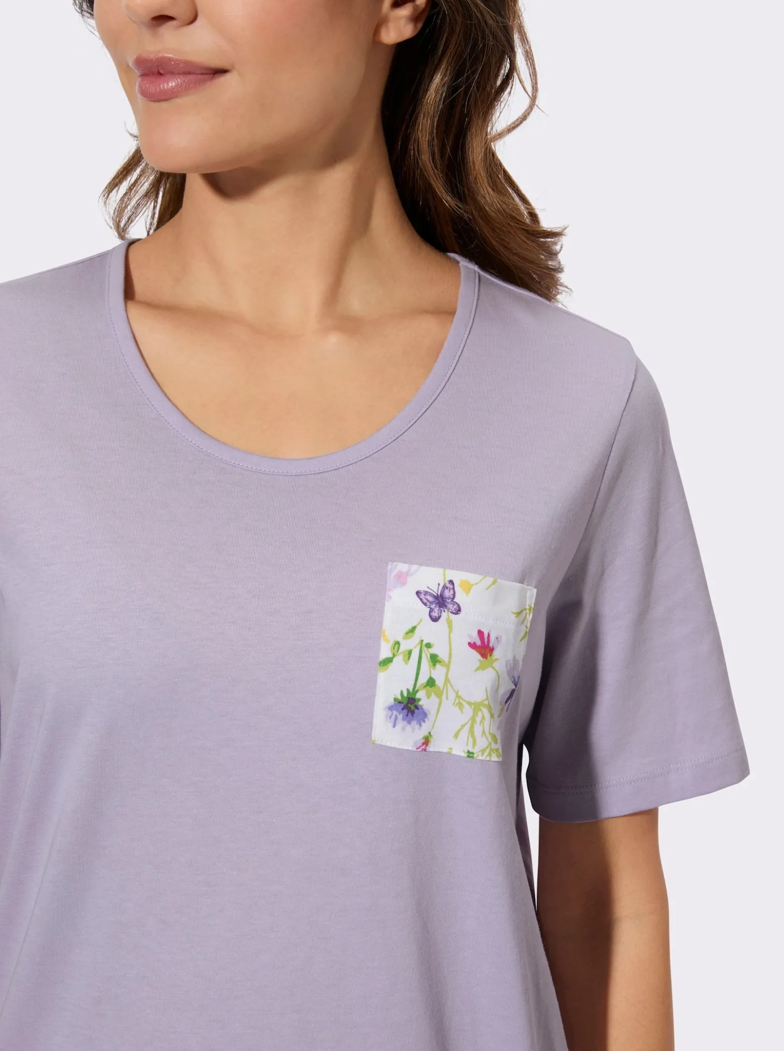 Schlafanzug mit Schmetterling-Blumen-Dessin
