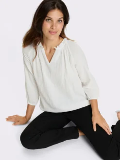 Schlupf-Bluse mit Rüschen am Ausschnitt