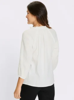 Schlupf-Bluse mit Rüschen am Ausschnitt