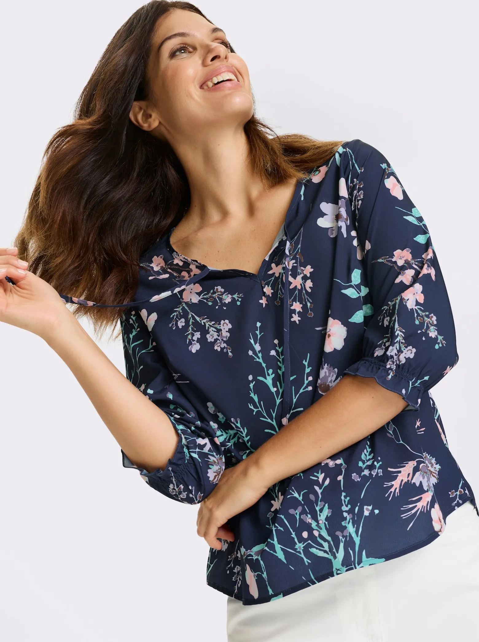 Schlupf-Bluse mit Rüschen an den Ärmelabschlüssen