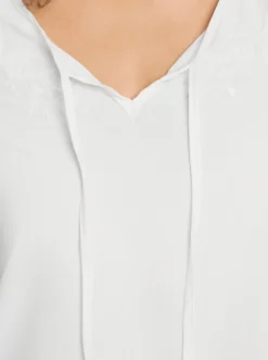 Schlupfbluse mit ton-in-ton-farbener Stickerei
